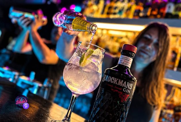 Preparación de gin-tonic Brockmans en la barra