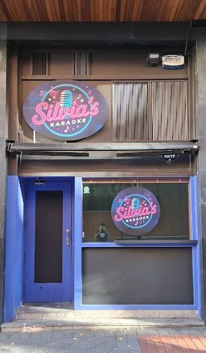 Fachada de Silvia's Karaoke en Gregorio de la Revilla, Bilbao